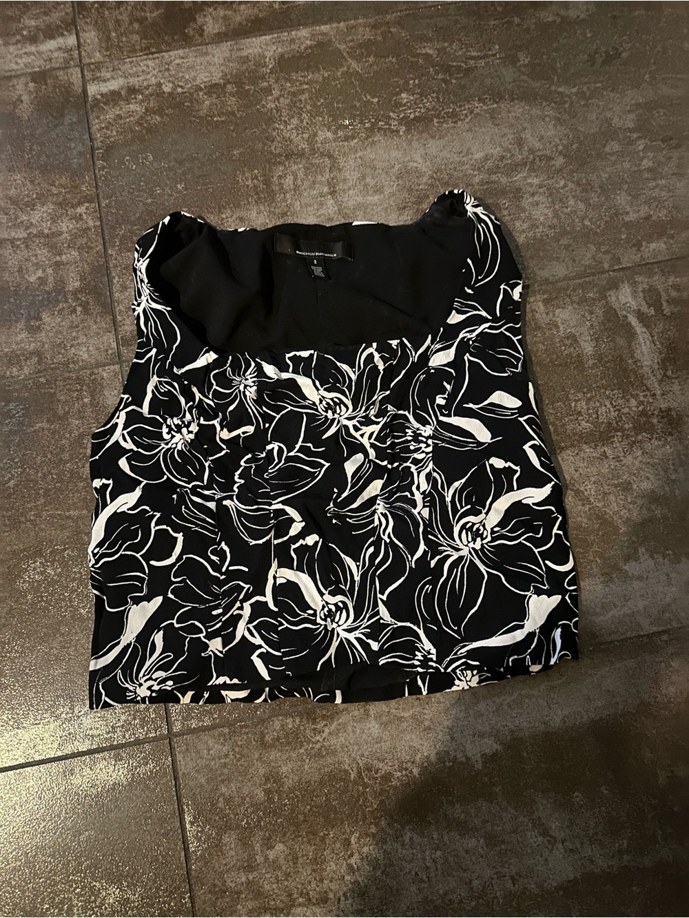 White House Black Market Black and white floral print tank top crop top size 2